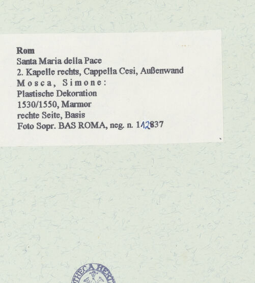 Rückseite von Sopr. BAS ROMA [https://www.deutsche-digitale-bibliothek.de/content/lizenzen/rv-ez/] Ornamentale Dekoration - linke Seite, äußerer Pilaster innen, Piedestal , bh461399_recto. Foto.