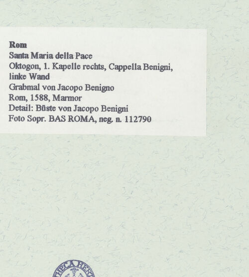 Rückseite von Sopr. BAS ROMA [https://www.deutsche-digitale-bibliothek.de/content/lizenzen/rv-ez/] Grabmal des Jacopo Benigno - Detail: Büste von Jacopo Benigni mit Rahmenarchitektur, frontal, bh461553_recto. Foto.