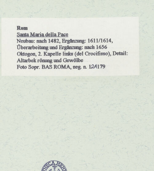 Rückseite von Sopr. BAS ROMA [https://www.deutsche-digitale-bibliothek.de/content/lizenzen/rv-ez/] Santa Maria della Pace - Oktogon, 3. Kapelle links (del Crocifisso), Detail: Altarbekrönung und Gewölbe, bh462280_recto. Foto.