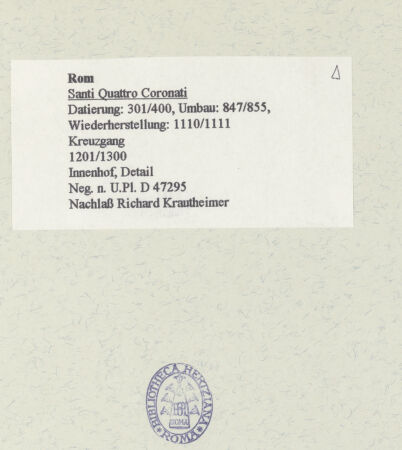 Rückseite von Bibliotheca Hertziana [https://www.deutsche-digitale-bibliothek.de/content/lizenzen/rv-fz/] Santi Quattro CoronatiInneres - Innenhof, Detail, bh462560_recto. Foto.
