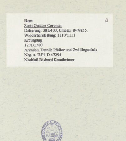 Rückseite von Bibliotheca Hertziana [https://www.deutsche-digitale-bibliothek.de/content/lizenzen/rv-fz/] Santi Quattro CoronatiInneres - Arkaden, Detail: Pfeiler und Zwillingssäule, bh462568_recto. Foto.