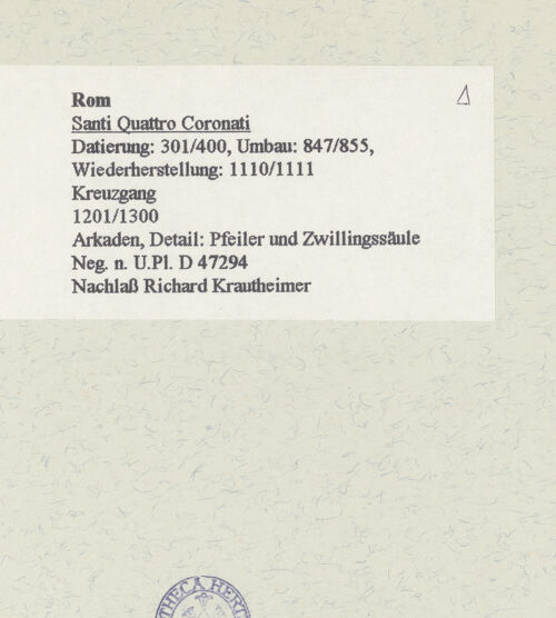 Rückseite von Bibliotheca Hertziana [https://www.deutsche-digitale-bibliothek.de/content/lizenzen/rv-fz/] Santi Quattro CoronatiInneres - Arkaden, Detail: Pfeiler und Zwillingssäule, bh462568_recto. Foto.