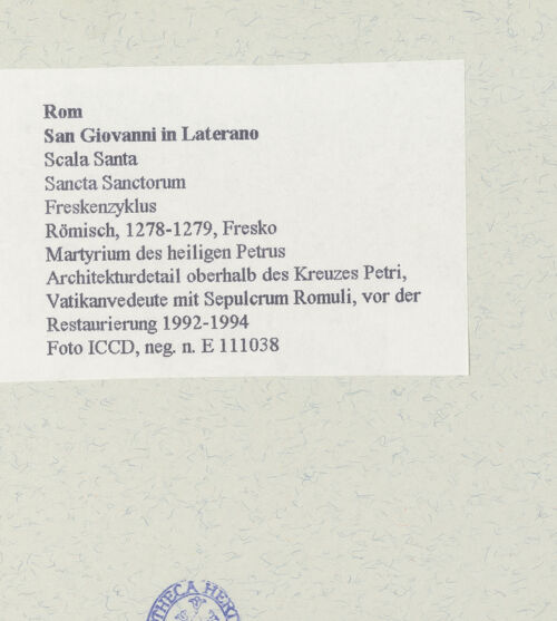 Rückseite von ICCD [https://www.deutsche-digitale-bibliothek.de/content/lizenzen/rv-ez/] FreskenzyklusMartyrium des heiligen Petrus - Architekturdetail oberhalb des Kreuzes Petri, Vatikanvedeute mit Sepulcrum Romuli, vor der Restaurierung 1992-1994, bh462614_recto. Foto.