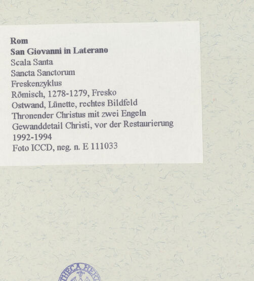 Rückseite von ICCD [https://www.deutsche-digitale-bibliothek.de/content/lizenzen/rv-ez/] FreskenzyklusThronender Christus mit zwei Engeln - Gewanddetail Christi, vor der Restaurierung 1992-1994, bh463692_recto. Foto.