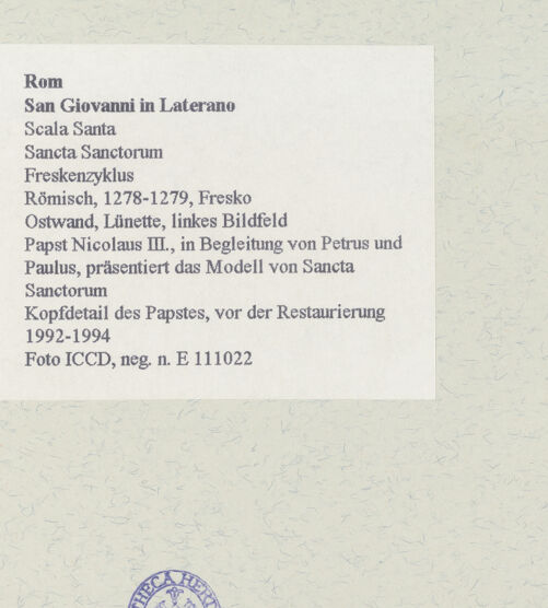 Rückseite von ICCD [https://www.deutsche-digitale-bibliothek.de/content/lizenzen/rv-ez/] FreskenzyklusPapst Nikolaus III., in Begleitung von Petrus und Paulus, präsentiert das Modell von Sancta Sanctorum - Kopfdetail des Papstes, vor der Restaurierung 1992-1994, bh463722_recto. Foto.
