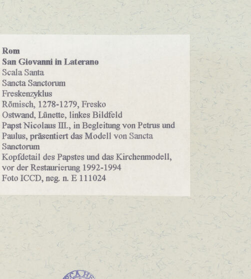 Rückseite von ICCD [https://www.deutsche-digitale-bibliothek.de/content/lizenzen/rv-ez/] FreskenzyklusPapst Nikolaus III., in Begleitung von Petrus und Paulus, präsentiert das Modell von Sancta Sanctorum - Kopfdetail des Papstes und das Kirchenmodell, vor der Restaurierung 1992-1994, bh463723_recto. Foto.