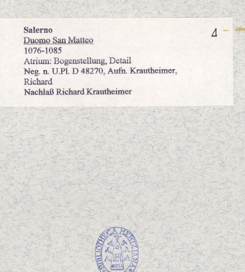 Rückseite von Bibliotheca Hertziana [https://www.deutsche-digitale-bibliothek.de/content/lizenzen/rv-fz/] Kapitell und Schaft, bh464731_recto. Foto: Krautheimer, Richard.