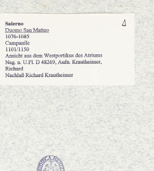 Rückseite von Bibliotheca Hertziana [https://www.deutsche-digitale-bibliothek.de/content/lizenzen/rv-fz/] Duomo & San Matteo - Ansicht aus dem Westportikus des Atriums, bh464963_recto. Foto: Krautheimer, Richard.