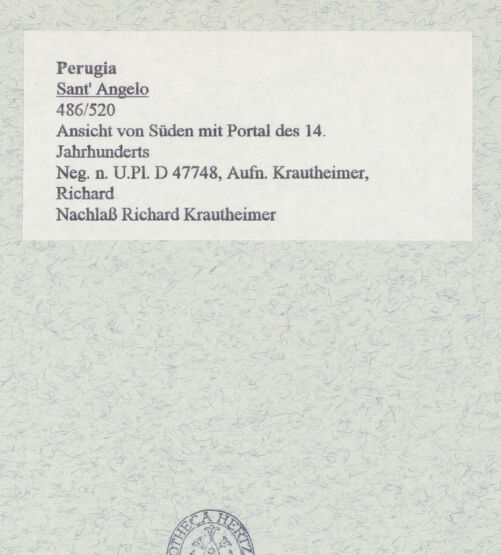 Rückseite von Bibliotheca Hertziana [https://www.deutsche-digitale-bibliothek.de/content/lizenzen/rv-fz/] Sant'Angelo - Ansicht von Süden mit Portal des 14. Jahrhunderts, bh465539_recto. Foto: Krautheimer, Richard.