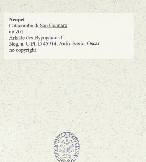 Rückseite von Bibliotheca Hertziana [https://www.deutsche-digitale-bibliothek.de/content/lizenzen/rv-fz/] Catacombe di San GennaroHypogäen "E" und "C" hinter der Apsis von San Gennaro - Arkade des Hypogäums C, bh465844_recto. Foto: Savio, Oscar.