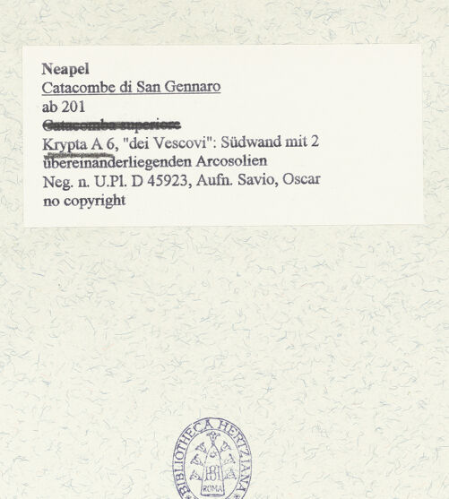 Rückseite von Bibliotheca Hertziana [https://www.deutsche-digitale-bibliothek.de/content/lizenzen/rv-fz/] Catacombe di San GennaroCripta dei Vescovi - Krypta A 6, "dei Vescovi": Südwand mit 2 übereinanderliegenden Arcosolien, bh465846_recto. Foto: Savio, Oscar.