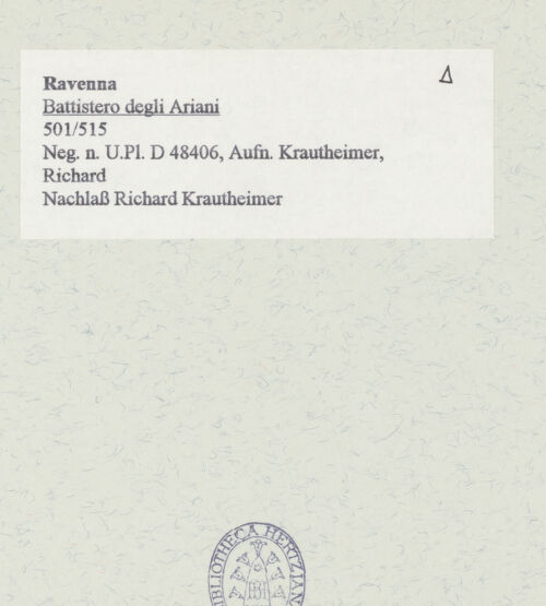 Rückseite von Bibliotheca Hertziana [https://www.deutsche-digitale-bibliothek.de/content/lizenzen/rv-fz/] Baptisterium der Arianer - Ansicht von Nordosten, bh465862_recto. Foto: Krautheimer, Richard.