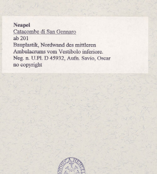 Rückseite von Bibliotheca Hertziana [https://www.deutsche-digitale-bibliothek.de/content/lizenzen/rv-fz/] Catacombe di San GennaroCatacomba Inferiore - Bauplastik, Nordwand des mittleren Ambulacrums vom Vestibolo inferiore, bh465864_recto. Foto: Savio, Oscar.