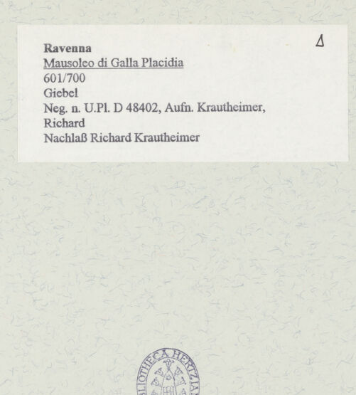 Rückseite von Bibliotheca Hertziana [https://www.deutsche-digitale-bibliothek.de/content/lizenzen/rv-fz/] Mausoleo di Galla PlacidiaAußenbau - Westseite, Giebel, bh465874_recto. Foto: Krautheimer, Richard.