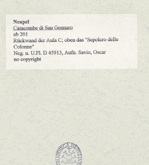 Rückseite von Bibliotheca Hertziana [https://www.deutsche-digitale-bibliothek.de/content/lizenzen/rv-fz/] Catacombe di San GennaroHypogäen "E" und "C" hinter der Apsis von San Gennaro - Rückwand der Aula C; oben das "Sepolcro delle Colonne", bh465898_recto. Foto: Savio, Oscar.