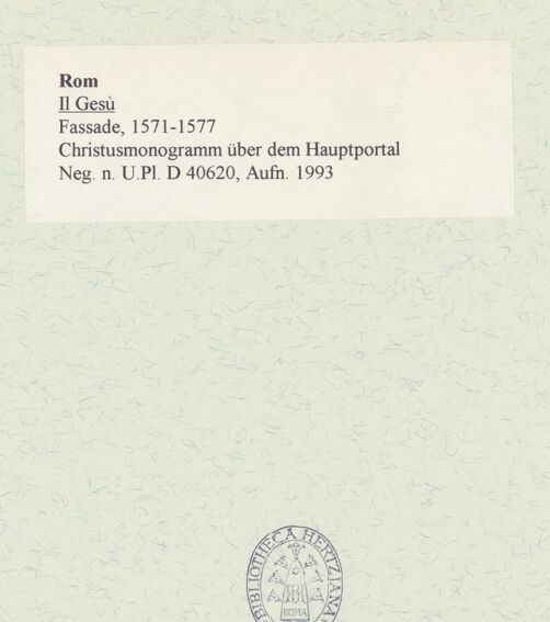 Rückseite von Bibliotheca Hertziana [https://www.deutsche-digitale-bibliothek.de/content/lizenzen/rv-fz/] Il GesùWestfassade - Christusmonogramm über dem Hauptportal, bh466377_recto. Foto.