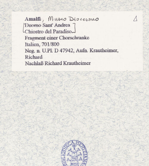 Rückseite von Bibliotheca Hertziana [https://www.deutsche-digitale-bibliothek.de/content/lizenzen/rv-fz/] Fragment einer Chorschranke (recto); Thronende Madonna mit dem heiligen Andreas und Johannes dem Täufer (verso) - Recto, bh466464_recto. Foto: Krautheimer, Richard.