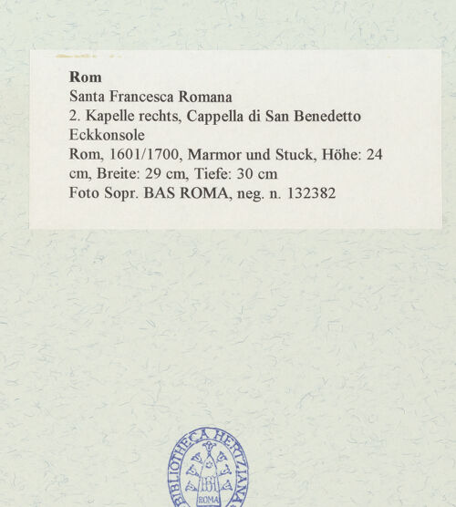 Rückseite von Sopr. BAS ROMA [https://www.deutsche-digitale-bibliothek.de/content/lizenzen/rv-ez/] Eckkonsole - , bh466712_recto. Foto.