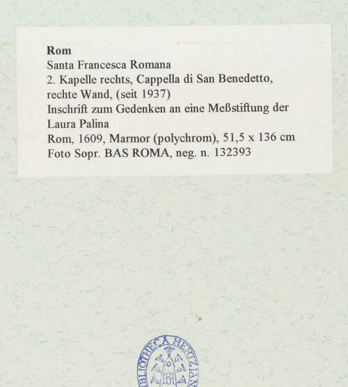 Rückseite von Sopr. BAS ROMA [https://www.deutsche-digitale-bibliothek.de/content/lizenzen/rv-ez/] Inschrift zum Gedenken an eine Messstiftung der Laura Palina - , bh466713_recto. Foto.