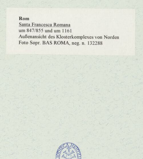 Rückseite von Sopr. BAS ROMA [https://www.deutsche-digitale-bibliothek.de/content/lizenzen/rv-ez/] Santa Maria Nova - Außenansicht des Klosterkomplexes von Norden, bh466727_recto. Foto.