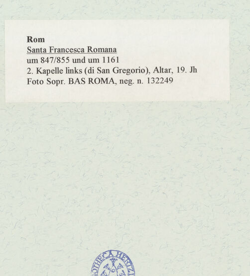 Rückseite von Sopr. BAS ROMA [https://www.deutsche-digitale-bibliothek.de/content/lizenzen/rv-ez/] 2. Kapelle links (di San Gregorio), Altar, 19. Jh., bh466735_recto. Foto.