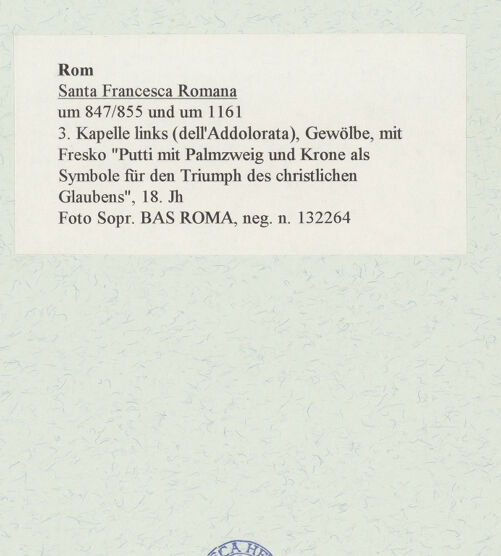 Rückseite von Sopr. BAS ROMA [https://www.deutsche-digitale-bibliothek.de/content/lizenzen/rv-ez/] Santa Maria Nova - 3. Kapelle links (dell'Addolorata), Gewölbe, mit Fresko "Putti mit Palmzweig und Krone als Symbole für den Triumph des christlichen Glaubens", 18. Jh., bh466740_recto. Foto.
