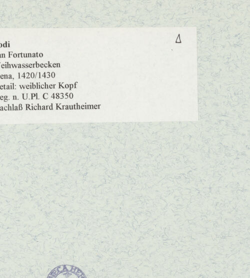 Rückseite von Bibliotheca Hertziana [https://www.deutsche-digitale-bibliothek.de/content/lizenzen/rv-fz/] Weihwasserbecken - Detail: weiblicher Kopf, bh466780_recto. Foto.