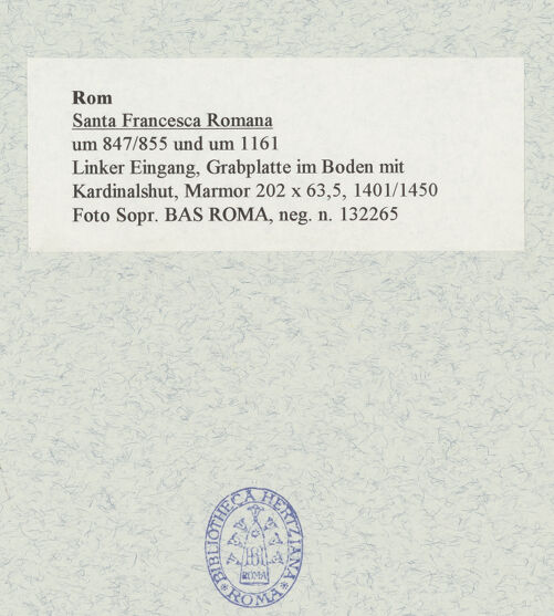 Rückseite von Sopr. BAS ROMA [https://www.deutsche-digitale-bibliothek.de/content/lizenzen/rv-ez/] Santa Maria Nova - Linker Eingang, Grabplatte im Boden mit Kardinalshut, Marmor 202 x 63,5, 1401/1450, bh466859_recto. Foto.