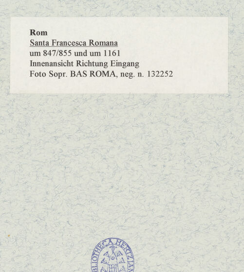 Rückseite von Sopr. BAS ROMA [https://www.deutsche-digitale-bibliothek.de/content/lizenzen/rv-ez/] Santa Maria Nova - Innenansicht Richtung Eingang, bh466864_recto. Foto.