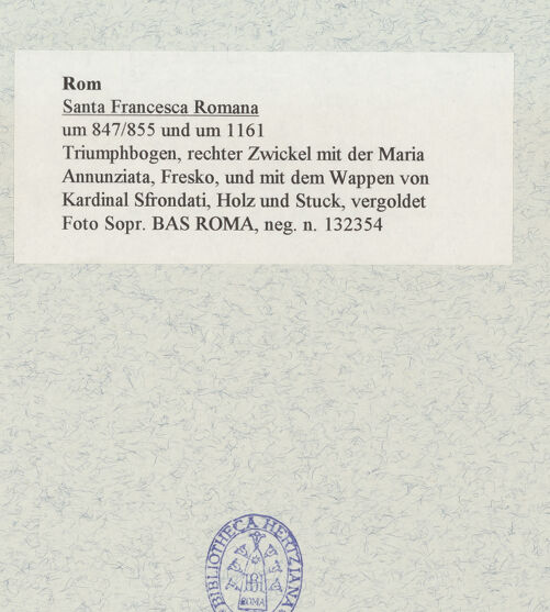 Rückseite von Sopr. BAS ROMA [https://www.deutsche-digitale-bibliothek.de/content/lizenzen/rv-ez/] Santa Maria Nova - Triumphbogen, linker Zwickel mit Maria und dem Wappen von Kardinal Sfrondati, bh466867_recto. Foto.
