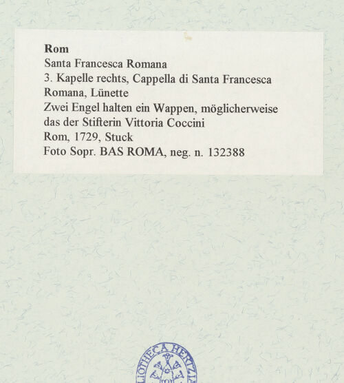 Rückseite von Sopr. BAS ROMA [https://www.deutsche-digitale-bibliothek.de/content/lizenzen/rv-ez/] Zwei Lünetten und wappentragenden EngelnZwei Engel halten ein Wappen, möglicherweise das der Stifterin Vittoria Coccini - , bh467544_recto. Foto.