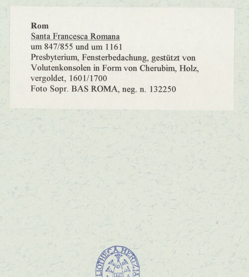 Rückseite von Sopr. BAS ROMA [https://www.deutsche-digitale-bibliothek.de/content/lizenzen/rv-ez/] Presbyterium, Fensterbedachung, gestützt von Volutenkonsolen in Form von Cherubim, Holz, vergoldet, 1601/1700, bh467547_recto. Foto.