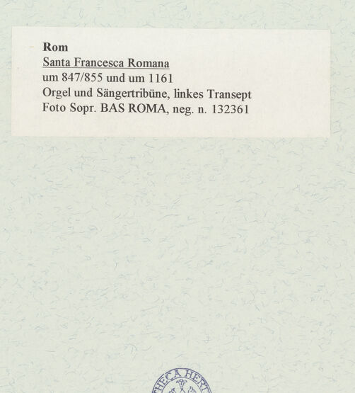Rückseite von Sopr. BAS ROMA [https://www.deutsche-digitale-bibliothek.de/content/lizenzen/rv-ez/] Orgel und Sängertribüne, bh467663_recto. Foto.
