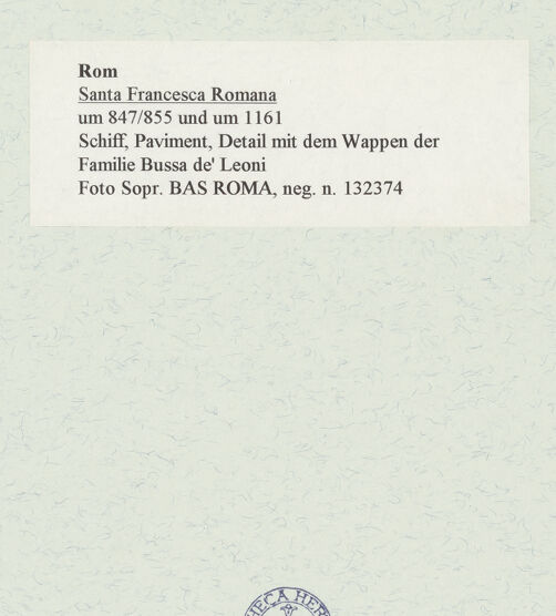 Rückseite von Sopr. BAS ROMA [https://www.deutsche-digitale-bibliothek.de/content/lizenzen/rv-ez/] Santa Maria Nova - Schiff, Paviment, Detail mit dem Wappen der Familie Bussa de' Leoni, bh467672_recto. Foto.