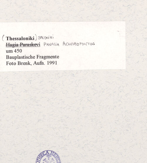 Rückseite von Brenk [https://rightsstatements.org/page/CNE/1.0/] Panagia Acheiropoiitos - Bauplastische Fragmente, bh468024_recto. Foto.