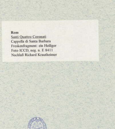 Rückseite von ICCD [https://www.deutsche-digitale-bibliothek.de/content/lizenzen/rv-ez/] Santi Quattro CoronatiInneresCappella di Santa Barbara - Südwand, Freskenfragment in der Nische : ein Heiliger, bh468473_recto. Foto.
