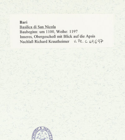 Rückseite von Bibliotheca Hertziana [https://www.deutsche-digitale-bibliothek.de/content/lizenzen/rv-fz/] San NicolaMittelschiff - Obergeschoss, Blick über die Trasversalbögen nach Osten, bh468508_recto. Foto.