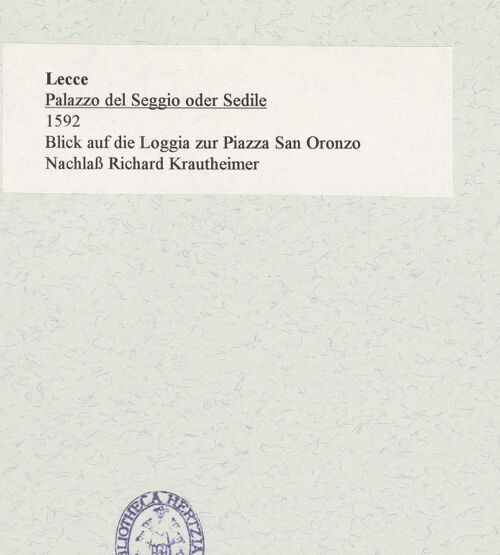 Rückseite von unbekannt [https://www.deutsche-digitale-bibliothek.de/content/lizenzen/rv-ez/] Palazzo del Seggio / Il Sedile - Blick auf die Loggia zur Piazza San Oronzo, bh468531_recto. Foto.