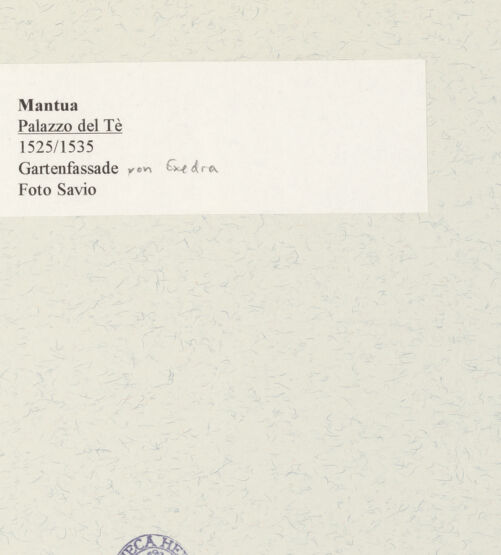 Rückseite von Savio, Oscar [https://www.deutsche-digitale-bibliothek.de/content/lizenzen/rv-ez/] Palazzo del TèGartenfassade / Ostfassade - Gesamtansicht von der Exedra, bh468593_recto. Foto.