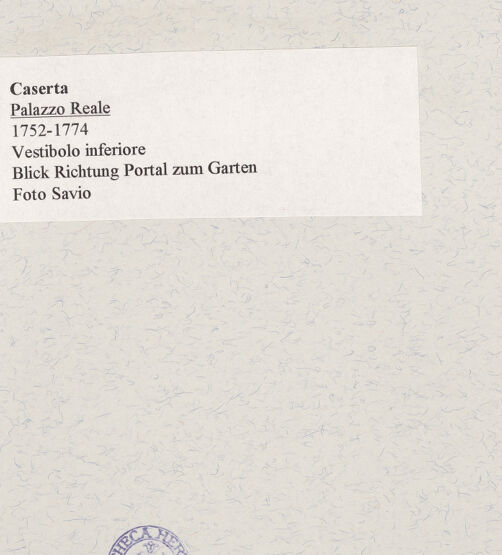 Rückseite von Savio, Oscar [https://www.deutsche-digitale-bibliothek.de/content/lizenzen/rv-fz/] Palazzo RealeVestibolo Inferiore - Blick Richtung Portal zum Garten, bh468596_recto. Foto: Savio, Oscar.