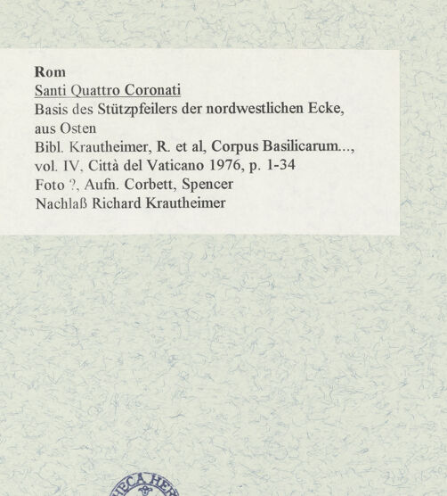 Rückseite von unbekannt [https://www.deutsche-digitale-bibliothek.de/content/lizenzen/rv-ez/] Santi Quattro Coronati - Basis des Stützpfeilers der nordwestlichen Ecke, aus Osten, bh468997_recto. Foto: Corbett, Spencer.