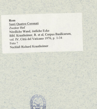 Rückseite von unbekannt [https://www.deutsche-digitale-bibliothek.de/content/lizenzen/rv-fz/] Santi Quattro CoronatiÄußeresZweiter Hof - Nördliche Wand, östliche Ecke, bh469000_recto. Foto.