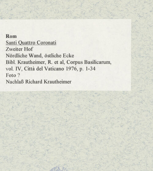 Rückseite von unbekannt [https://www.deutsche-digitale-bibliothek.de/content/lizenzen/rv-fz/] Santi Quattro CoronatiÄußeresZweiter Hof - Nördliche Wand, östliche Ecke, bh469002-2_recto. Foto.