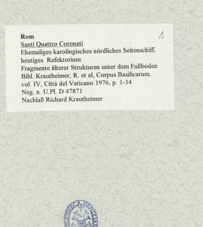 Rückseite von Bibliotheca Hertziana [https://www.deutsche-digitale-bibliothek.de/content/lizenzen/rv-fz/] Santi Quattro CoronatiInneres - Fragmente älterer Strukturen unter dem Fußboden, bh469009_recto. Foto.