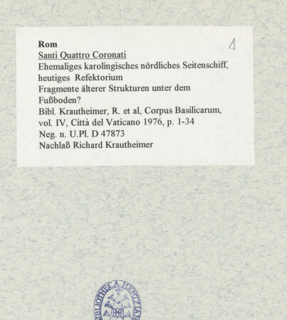 Rückseite von Bibliotheca Hertziana [https://www.deutsche-digitale-bibliothek.de/content/lizenzen/rv-fz/] Santi Quattro CoronatiInneres - Fragmente älterer Strukturen unter dem Fußboden?, bh469010_recto. Foto.