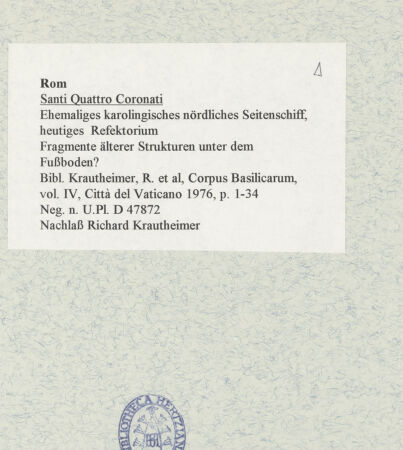 Rückseite von Bibliotheca Hertziana [https://www.deutsche-digitale-bibliothek.de/content/lizenzen/rv-fz/] Santi Quattro CoronatiInneres - Fragmente älterer Strukturen unter dem Fußboden?, bh469011_recto. Foto.