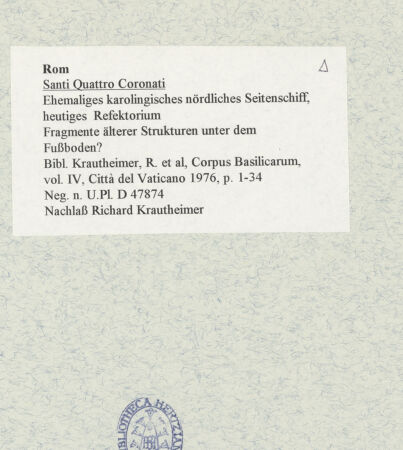 Rückseite von Bibliotheca Hertziana [https://www.deutsche-digitale-bibliothek.de/content/lizenzen/rv-fz/] Santi Quattro CoronatiInneres - Fragmente älterer Strukturen unter dem Fußboden?, bh469012_recto. Foto.