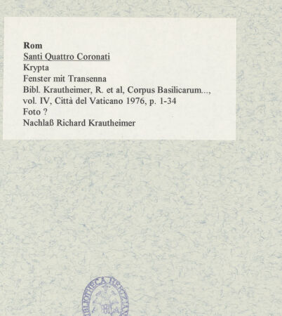 Rückseite von unbekannt [https://www.deutsche-digitale-bibliothek.de/content/lizenzen/rv-fz/] Santi Quattro CoronatiInneres - Fenster mit Transenna, bh469016_recto. Foto.