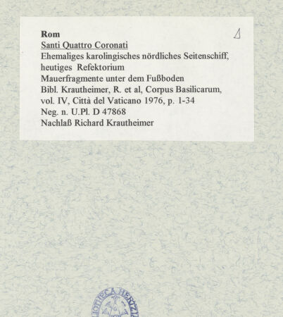 Rückseite von Bibliotheca Hertziana [https://www.deutsche-digitale-bibliothek.de/content/lizenzen/rv-fz/] Santi Quattro CoronatiInneres - Mauerfragmente unter dem Fußboden, bh469018_recto. Foto.