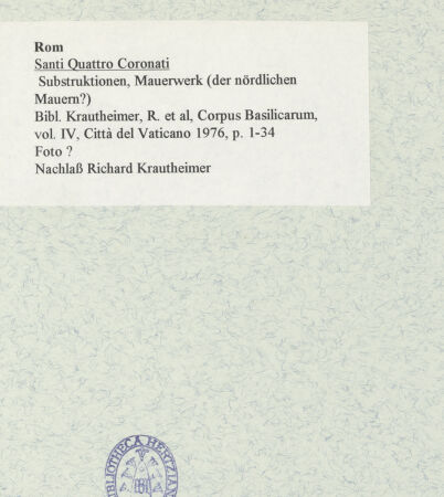 Rückseite von unbekannt [https://www.deutsche-digitale-bibliothek.de/content/lizenzen/rv-fz/] Santi Quattro Coronati - Substruktionen, Mauerwerk (der nördlichen Mauern?), bh469025_recto. Foto.